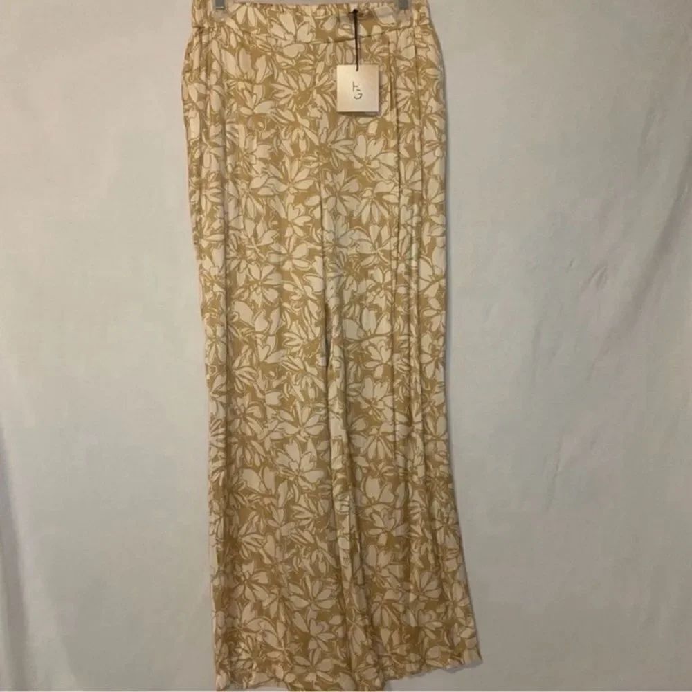 Happily Grey Floral Print pants size M